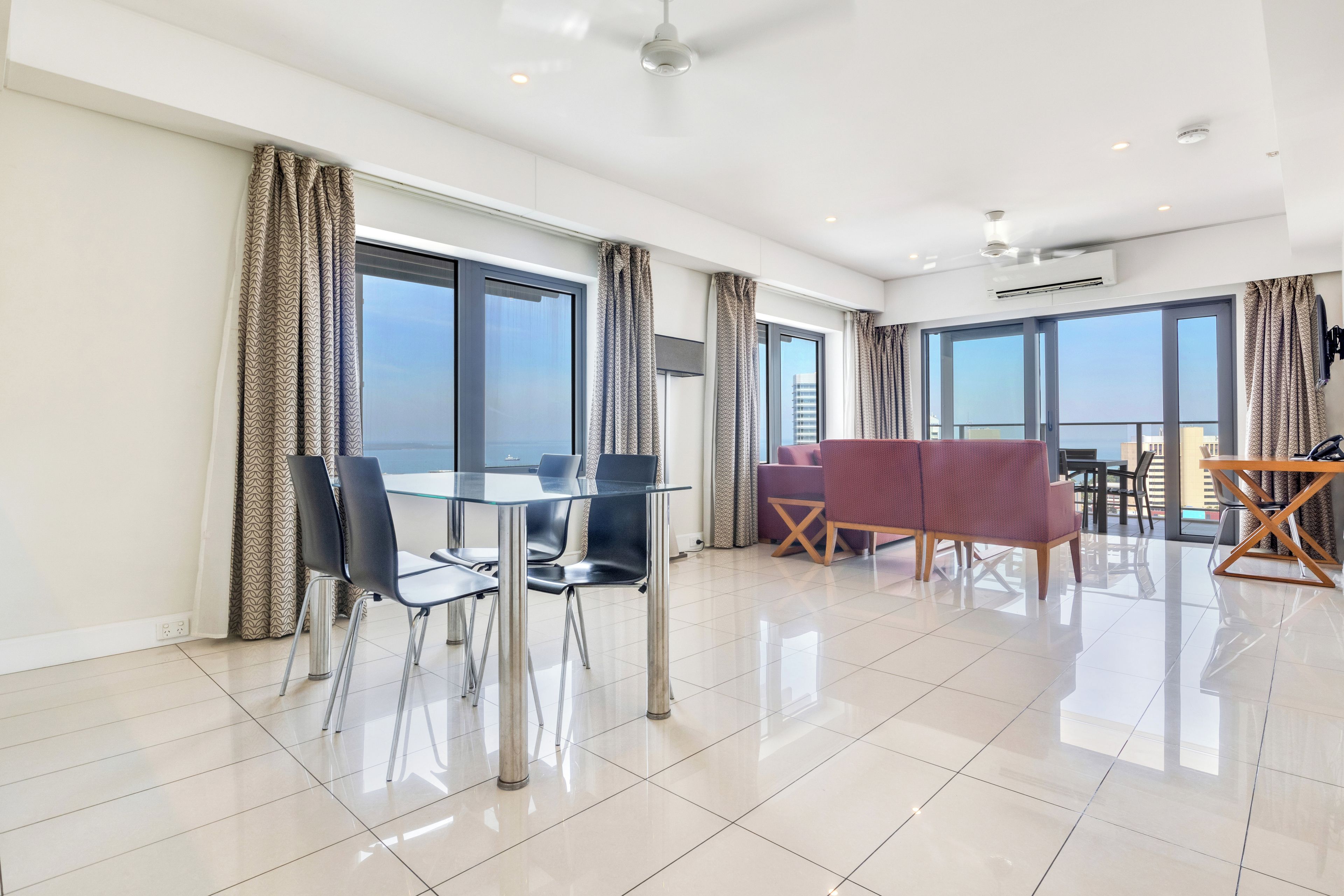 Harbour Glimpses Central CBD Stay with Pool and Gym