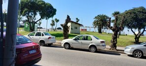 المنطقة المحيطة بالمنشأة