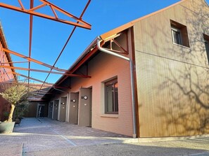 A building with a modern design, featuring a series of rooms with individual door numbers. - Ground-floor apartment near Cambrai - 4 guests (NIERGNIES)