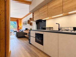 Eine moderne Küche mit Holdekor, einem Backofen und einem Geschirrspüler.