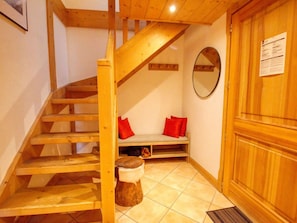A wooden staircase leading to a room with a bench and a mirror on the wall. - Cozy duplex with parking - 8 guests (Samoëns)