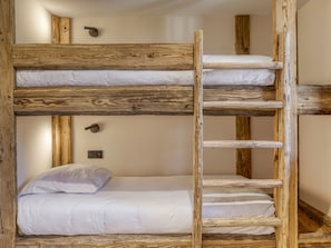 A bunk bed with a wooden ladder, a wall-mounted light, and a door handle. - Chalet at the foot of the slopes with sauna - 15 guests (Les Saisies)