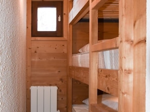 A wooden cabin interior with a bunk bed, a window, and a radiator. - Apartment balcony mountain view - 4 guests (Montgenèvre)