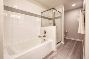 Ein Badezimmer mit einer Badewanne, einer Duschkabine und einer Toilette.