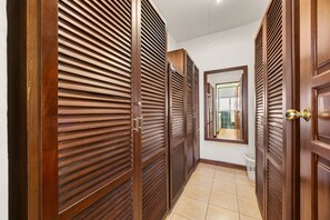 spacious wardrobe - Ocean View Villa - Infinity Pool & Near Beaches (Potrero)