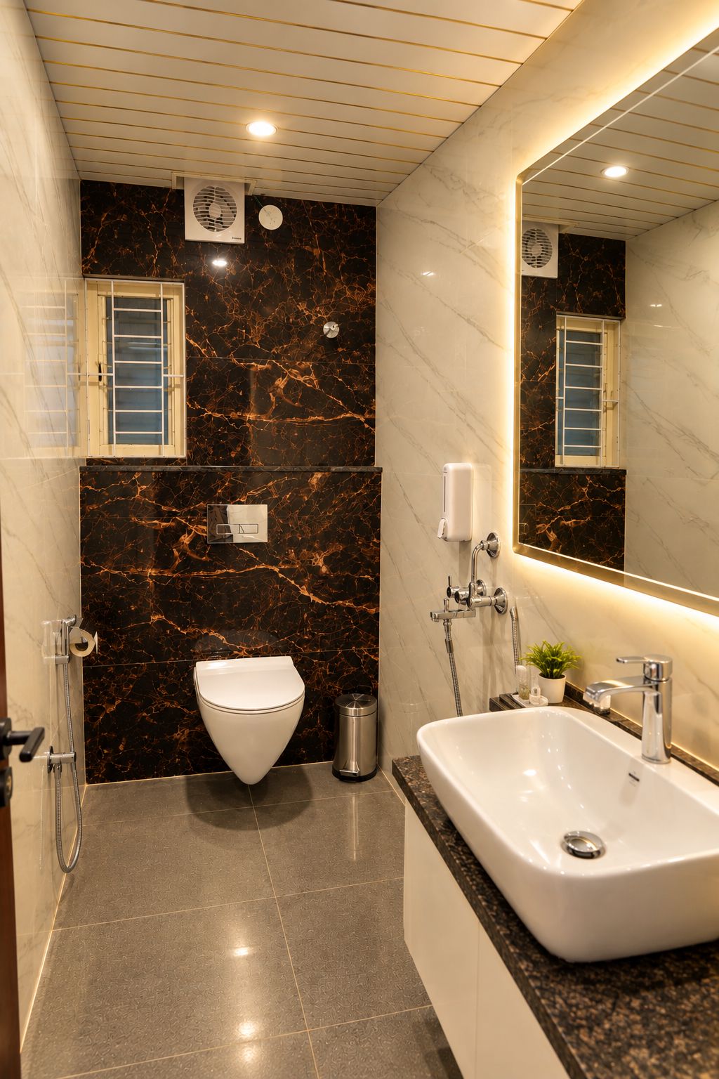 Un baño moderno con inodoro, bidé y lavamanos.