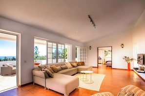 A spacious living room with a large sectional sofa, a coffee table, and a view of the outdoors. - Sunny house with an exceptional holiday feel (Luz)