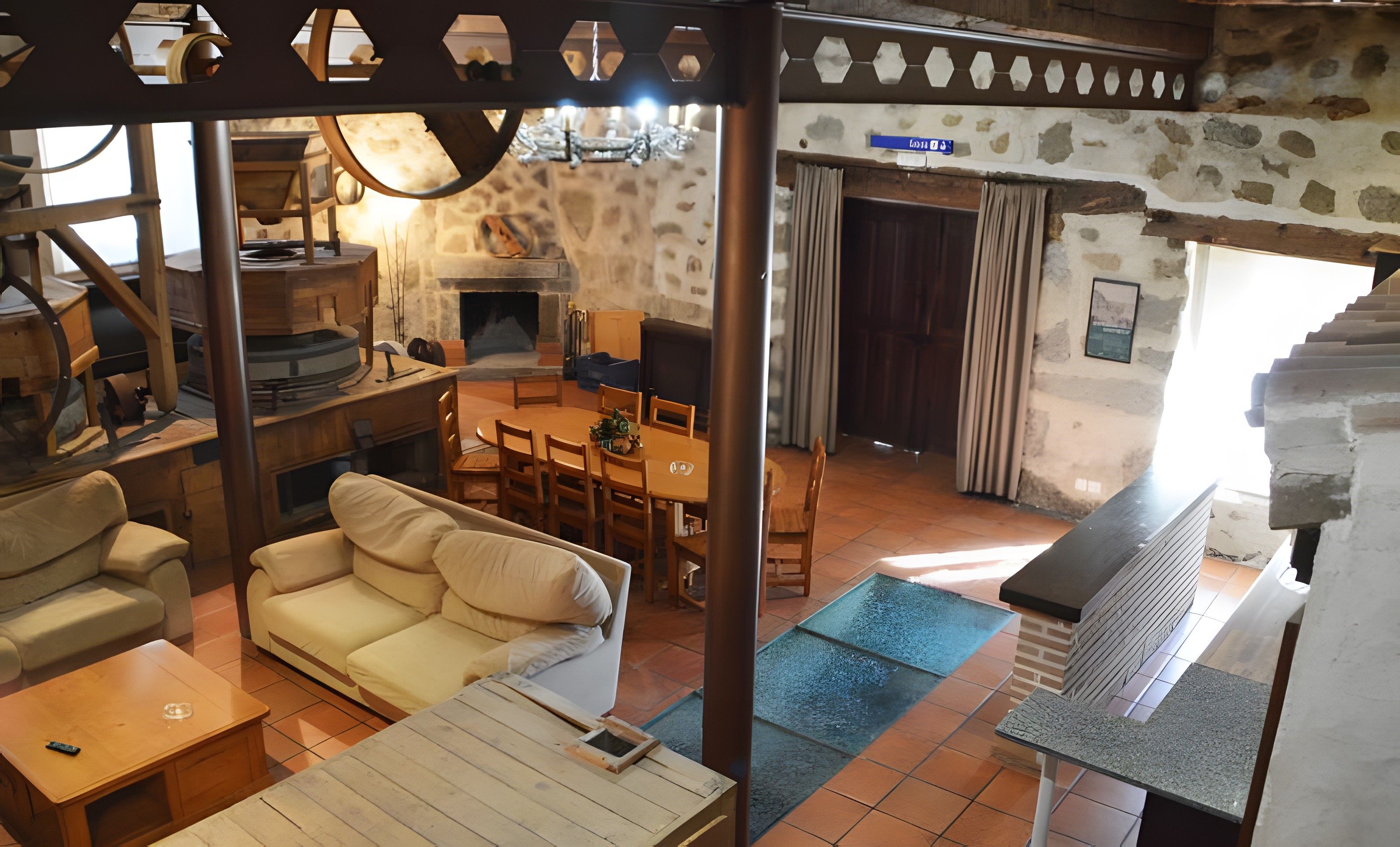 Un espacio de sala acogedor con chimenea, una mesa de comedor y asientos cómodos.