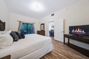 Une chambre d’hôtel avec un grand lit, une télévision et une vue sur l’extérieur.