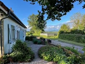 A rural property with a white building, a gravel path, and a wooden fence. - Holiday Home 'La Colline' with Private Terrace, Wi-Fi and Air Conditioning (Lanty)