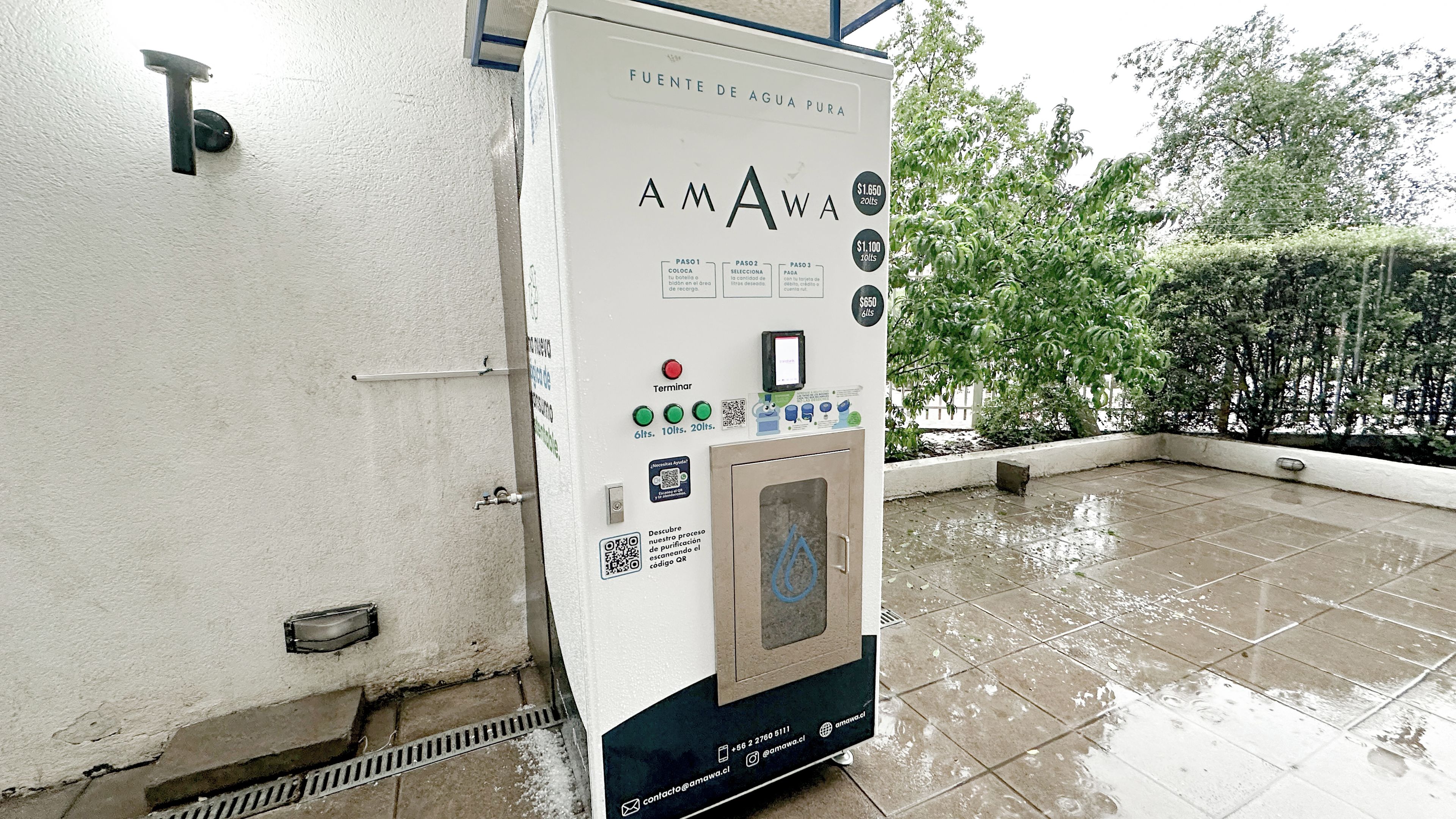 Dispensador de agua con indicaciones y código QR para un proceso de purificación.