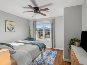 Room - Incredible 360 Mountain Views, Modern Home, Fenced Backyard, 15 min to DT AVL (Candler)