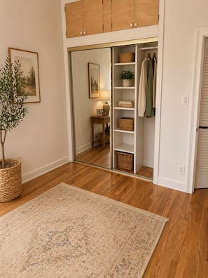 Interior - Cozy 1-bedroom apartment in quaint New York with AC (New York)