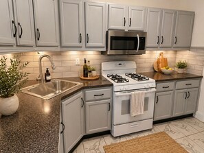Private kitchen - Pleasant 1-bedroom apartment with AC in vibrant New York (New York)
