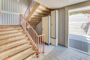 Una scala con ringhiera in metallo che conduce a una porta con un cartello.