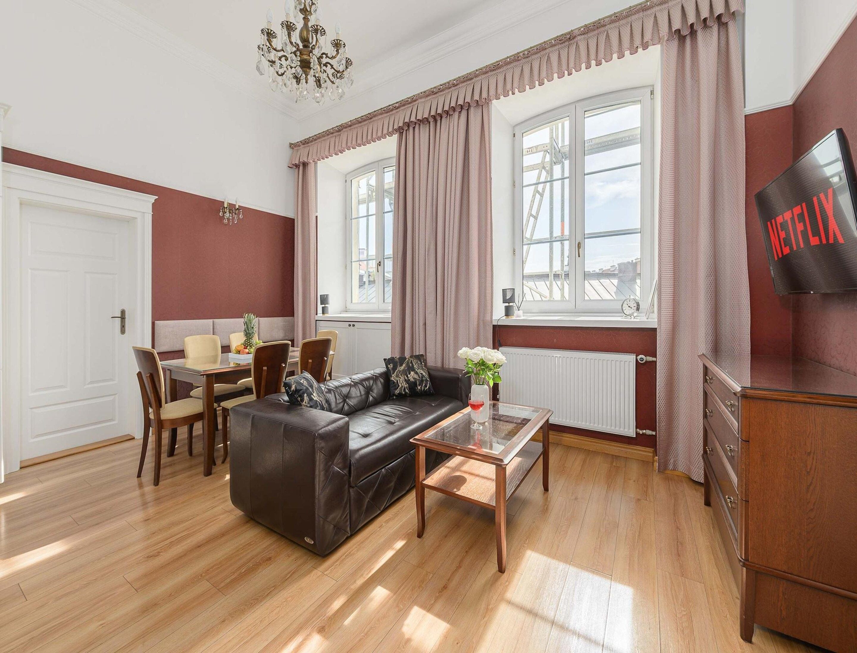 Un salon comprenant un canapé, une table basse et un coin repas avec des chaises et une table.