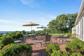 Outdoor dining - Waterfront Bliss: Beach Access on Gloucester coast (Gloucester)