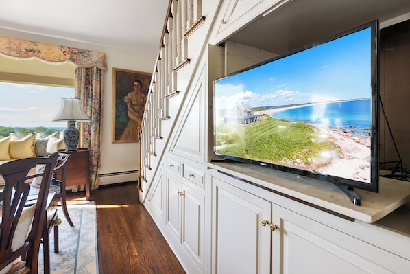 Interior - Waterfront Bliss: Beach Access on Gloucester coast (Gloucester)