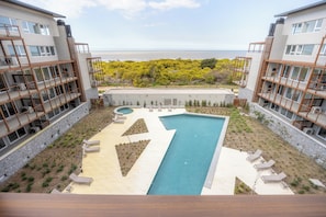 Area piscina con lettini e vista sul mare.