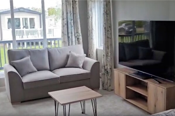 Living area - Cabin Sleeps 8 With Parking (Whitley Bay)