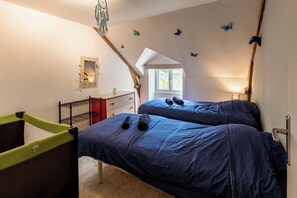 A bedroom with two beds, a bunk bed, a vanity with a mirror, and a window. - Ar Penty a Flore - Piscine - Sauna (Saint-Jean-la-Poterie)