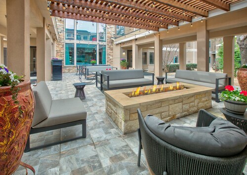 King Studio Suite w/ Hot Breakfast, Pool & Hot Tub