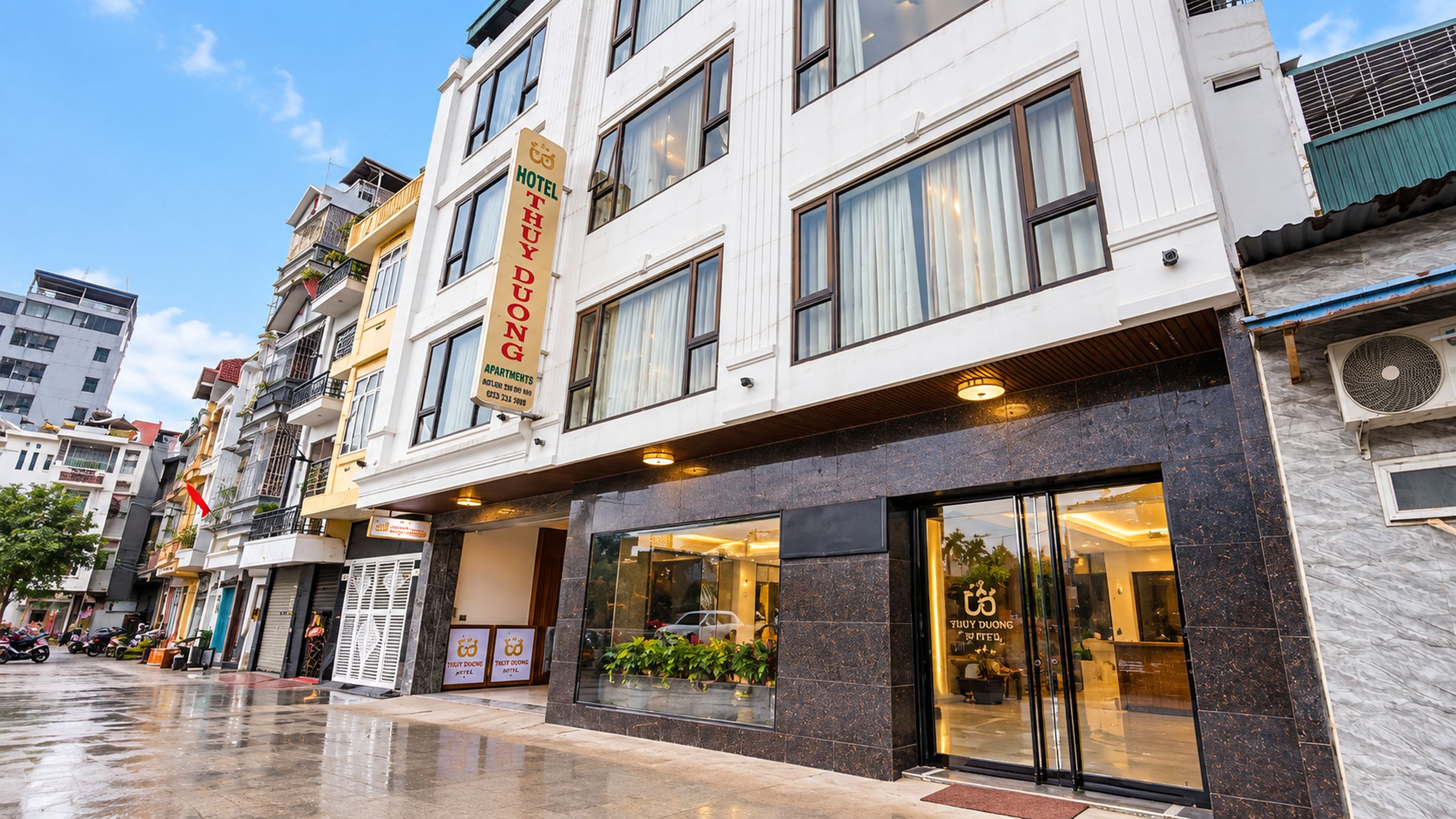 Ein Hotel mit zeitgemäßiger Fassade, großen Fenstern und einem gut sichtbaren Schild, das es als Hotel kennzeichnet.