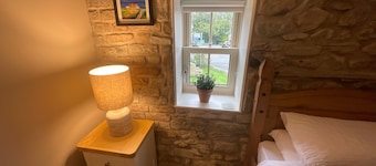 Cottage Sleeps 5 With Parking and Garden