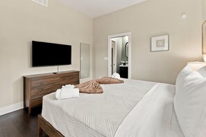 Room - 5BR Home with fun games near Fountain Square (Indianapolis)