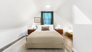 A bedroom with a bed, two bedside tables, a nightstand, a window with curtains, and a ceiling light. - Casa Marlow by Avantstay Urban San Diego Retreat Near Balboa Park + Beaches + Downtown (San Diego)