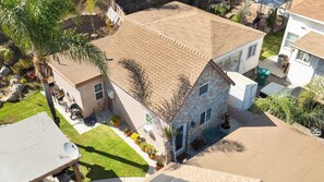 A residential property with a sloped roof, a stone facade, and a well-maintained lawn. - Casa Marlow by Avantstay Urban San Diego Retreat Near Balboa Park + Beaches + Downtown (San Diego)