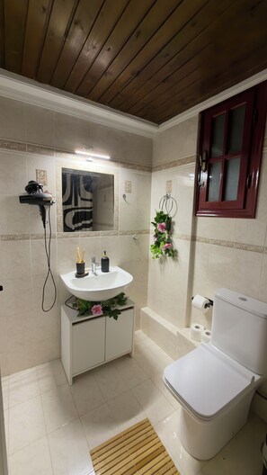 Bathroom - Archontiko Chios Traditional Mansion (Thimiana)