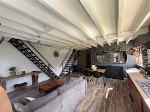 Ein modernes Interieur mit einer Treppe, einem Essbereich und einer Küche.