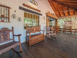 Un interior rústico con muebles de madera, una pared de ladrillo y un techo de madera.