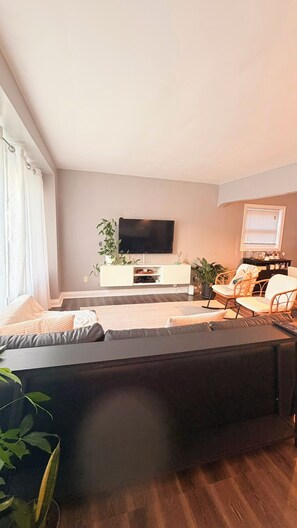 Living area - BUNGLOW HOUSE IN EAST YORK (Toronto)