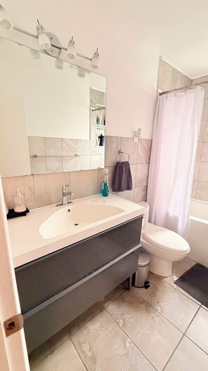 Bathroom - BUNGLOW HOUSE IN EAST YORK (Toronto)