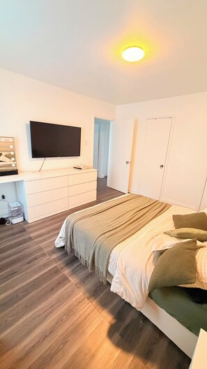 Room - BUNGLOW HOUSE IN EAST YORK (Toronto)