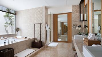 Une salle de bain moderne avec un grand miroir, deux lavabos, une baignoire et une douche à l’italienne.