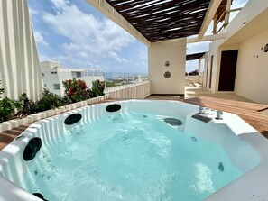 A hot tub on a rooftop terrace with a view of the city. - Estudio Moderno Caribe  o  con Vista al Mar (Playa del Carmen)