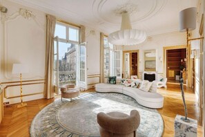 Living area - New Listing (Paris)