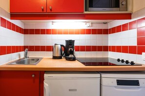 Private kitchen - Apartment 'La parenthèse Alpine' with Mountain View, Shared Pool and Balcony (La Plagne Tarentaise)