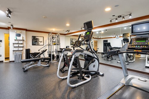 ADA Suite w/ Kitchen | Free Breakfast & Shuttle