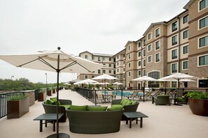 A rooftop patio with outdoor seating, umbrellas, and a swimming pool. - Accessible 1BR Suite w/ Roll-In Shower + Breakfast (San Antonio)