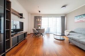 Living area - Sky View - Spacious Stay with Pool & Gym (Funchal)