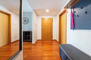 Interior - Sky View - Spacious Stay with Pool & Gym (Funchal)