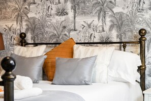 Ein Bett mit Kopfteil, Kissen und Decke.