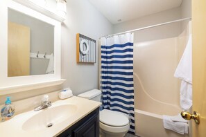 Ein Badezimmer mit Waschbecken, Toilette und Duschbereich.