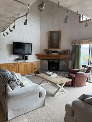 Living area - Gorgeous 4-bedroom condo in charming Intervale, perfect for families (Bartlett)