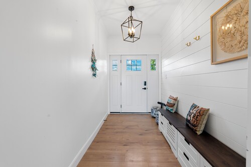 Cottage-Waterfront, Hot Tub, Private Beach, Kayaking, Fireplace, Games & Sunset