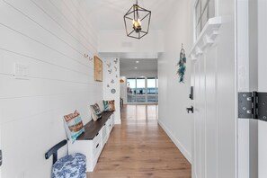 Stunning view is even more beautiful in person—photos simply can’t do it justice - Cottage-Waterfront, Hot Tub, Private Beach, Kayaking, Fireplace, Games & Sunset (Clarington)